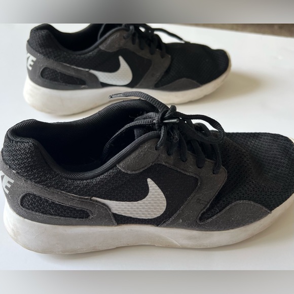 Nike Tanjun Sneakers Size 8. - Picture 4 of 7